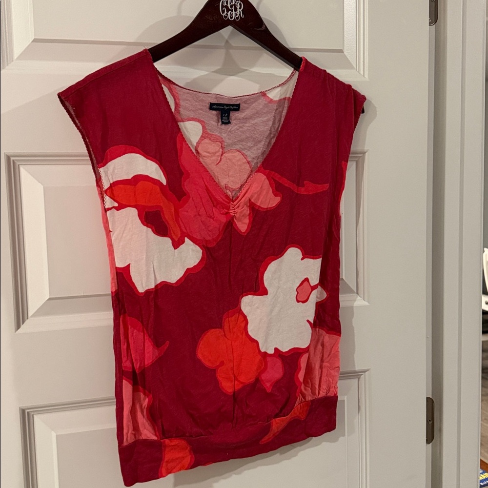 American Eagle Abstract Red and White V Neck Floral Tank Top